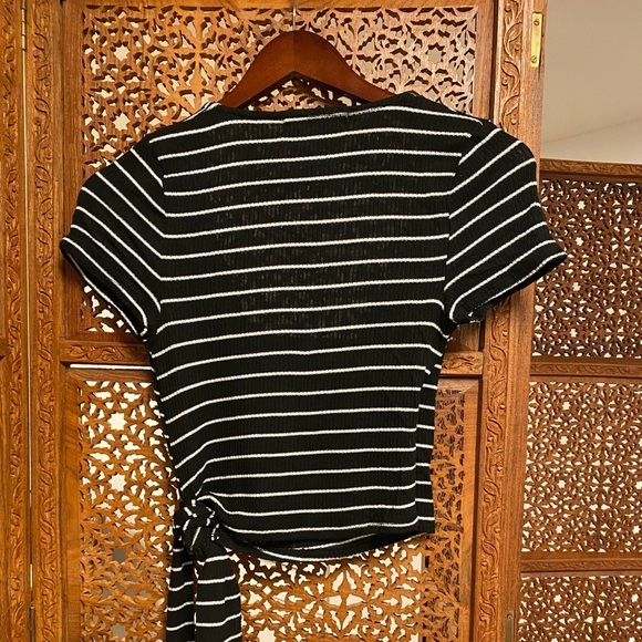 🚺📐Urban Outfitters black striped wrap top - Picture 4 of 8